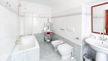 Duschwanne, Haartrockner, Bidet, Handtücher