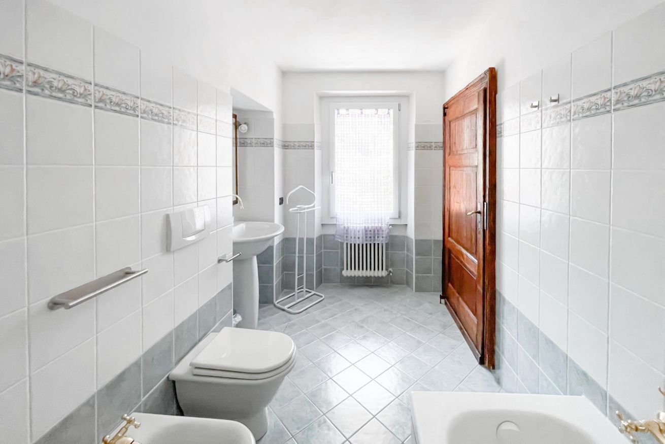 Duschwanne, Haartrockner, Bidet, Handtücher