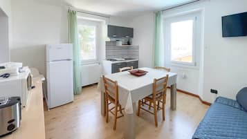 Frigorifero, microonde, piano cottura, macchina per tè/caffè