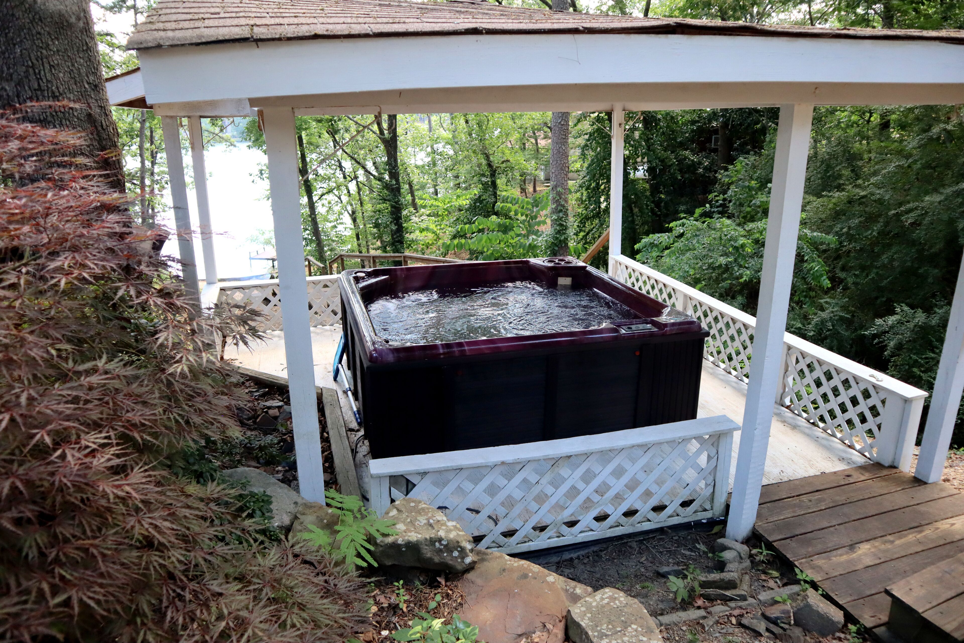 Spacious Hot Springs Home w/ Hot Tub, Boat Slip, 2 KING Beds, 15 min to Oaklawn