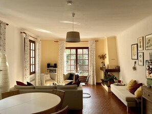 Livres, chaîne hi-fi