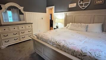 3 bedrooms, travel crib, WiFi, bed sheets