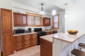 Fridge, microwave, oven, stovetop - 4BR/2 Full Bath - Sleeps 10!  Large Yard! 2 Cars! (Washington)