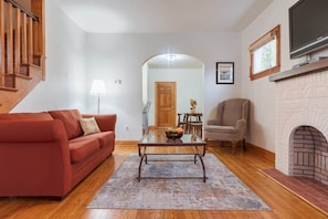 Unclassified image, 4 of 39, button - 4BR/2 Full Bath - Sleeps 10!  Large Yard! 2 Cars! (Washington)