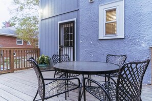 Outdoor dining - 4BR/2 Full Bath - Sleeps 10!  Large Yard! 2 Cars! (Washington)