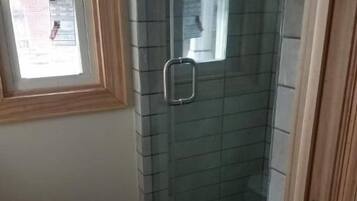 Combined shower/tub, towels, soap, toilet paper