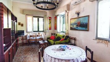 Smart TV, caminetto, tavolo da calcetto