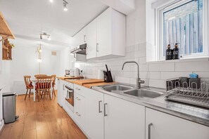 Kühlschrank, Mikrowelle, Kochgeschirr/Geschirr/Besteck, Esstisch