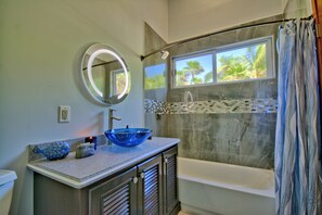 Ducha y bañera combinadas, secador de pelo, toallas y jabón