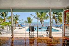 Una piscina al aire libre, una piscina con borde infinito