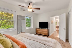 2 室のベッドルーム、デスク、旅行用ベビーベッド、WiFi (無料)