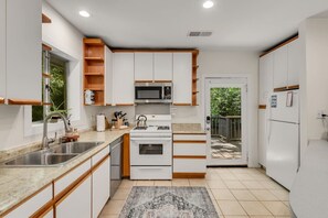 Fridge, microwave, stovetop, dishwasher