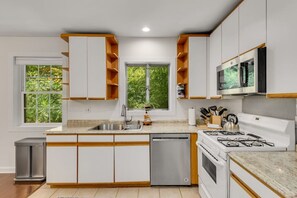 Jääkaappi, mikroaaltouuni, liesi, astianpesukone