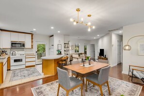 Fridge, microwave, stovetop, dishwasher