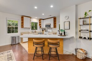 Fridge, microwave, stovetop, dishwasher