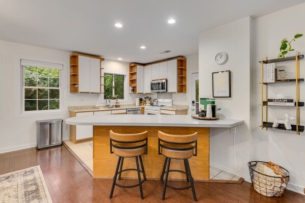 Réfrigérateur, micro-ondes, plaque de cuisson, lave-vaisselle