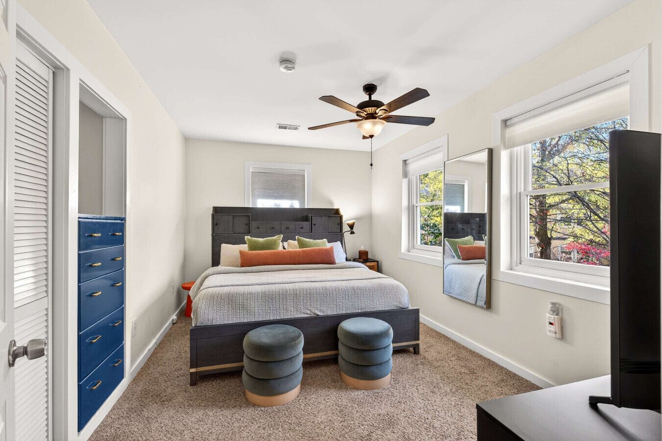 2 bedrooms, desk, iron/ironing board, travel crib