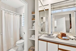 Shower, hair dryer, towels, soap - Walkable Inman Park Retreat by Beltline Krog & Eateries (Atlanta)