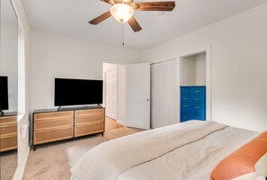 2 chambres, bureau, fer et planche à repasser, lit parapluie