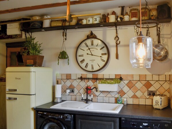 Dishwasher, cookware/dishes/utensils, freezer