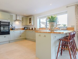 Geschirrspüler, Hochstuhl, Kochgeschirr/Geschirr/Besteck