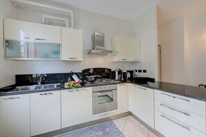 Departamento familiar, varias habitaciones (Silvy Apt Salò | Charming & Near) | Cocina privada | Refrigerador, horno, parrilla de estufa y lavavajillas 