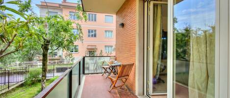 Departamento familiar, 2 habitaciones, balcón (Silvy Apt Salò | Charming & Near) | Balcón