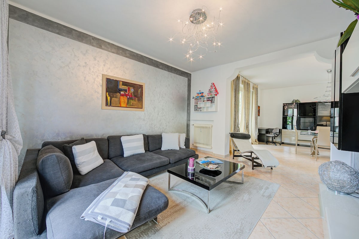 Familienapartment, 2 Schlafzimmer (Ulivi Apart 500m Lake And Center) | Wohnbereich | Fernseher