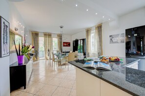 Family Apartment, Multiple Bedrooms (Silvy Apt Salò | Charming & Near) | Dining