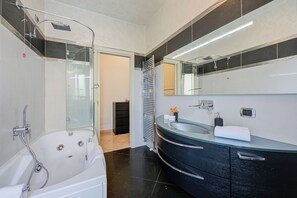 Family Apartment, Multiple Bedrooms (Silvy Apt Salò | Charming & Near) | Bathroom