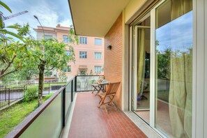 Family Apartment, Multiple Bedrooms (Silvy Apt Salò | Charming & Near) | Terrace/patio