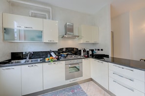 Kühlschrank, Ofen, Herdplatte, Geschirrspüler