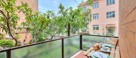 Family Apartment, Multiple Bedrooms (Silvy Apt Salò | Charming & Near) | Outdoor dining