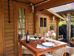 Outdoor dining - 1 bedroom accommodation in Gillingham (Gillingham)