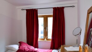 1 bedroom, WiFi (free), bed sheets