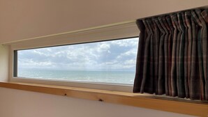 A window with a view of the sea and sky. - 1 bedroom accommodation in Hilton, near Tain (Hilton, near Tain)