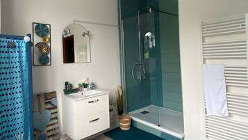 Een douche, een bidet, handdoeken, zeep