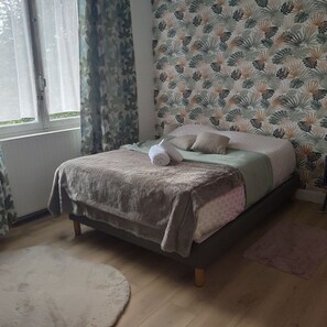 1 bedroom, desk, travel cot, free WiFi