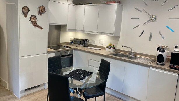 Family Apartment, Ensuite (Ashshmali's) | Restaurant - Ashahmali's Apartment (Southampton)