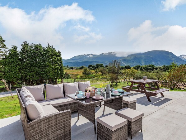 Outdoor dining - Beautifully presented detached bungalow with stunning views of Ben Nevis. (Banavie)