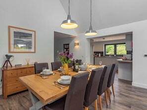 Dining - Beautifully presented detached bungalow with stunning views of Ben Nevis. (Banavie)