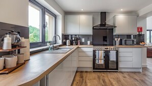 Eine moderne Küche mit Einbauofen, Mikrowelle und Spüle.