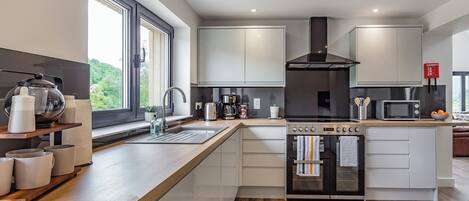 Een vaatwasser, een kinderstoel