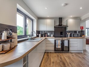 Dishwasher, highchair - Beautifully presented detached bungalow with stunning views of Ben Nevis. (Banavie)