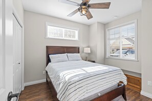 Second bedroom on main floor - Queen bed - Sept Long Weekend | Sleeps 8 | Close to Pool | Private Beach (Osoyoos)