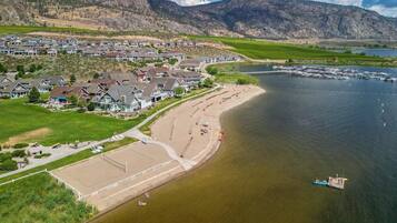 Plage, chaises longues