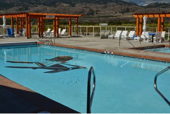 حمّام سباحة خارجي، حمّام سباحة مُدفَّأ