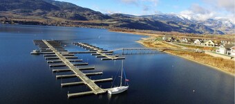 Sleeps 8 | Close to pool | Boat Slip Included!!