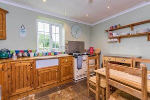 House | Private kitchen | Full-sized fridge, microwave, oven, stovetop - Madera Cottage (Stocksfield)