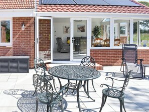 Outdoor dining - A wonderful choice for an escape with friends. (Cowes)
